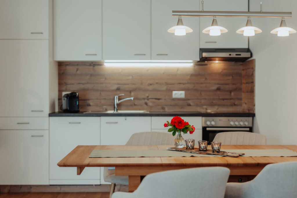 Detailaufnahme des Küchentisch mit Auschnitt der Küche im Hintergrund